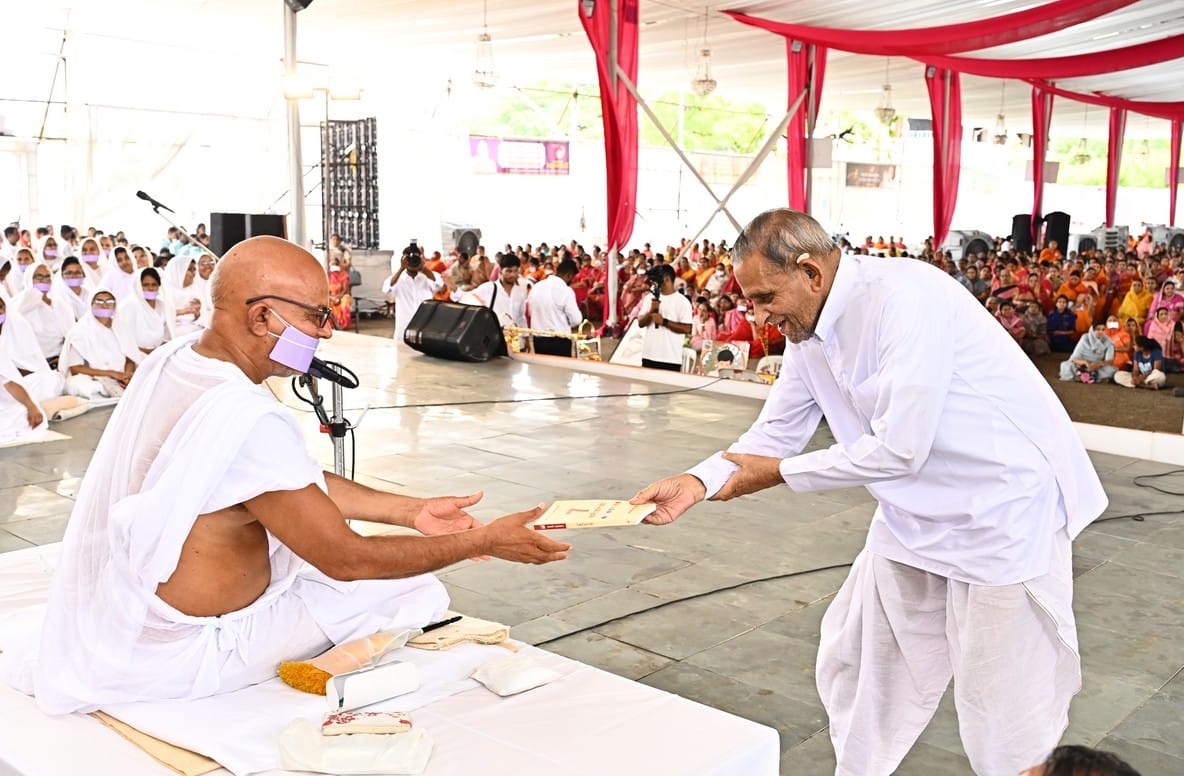 Aacharya Shri Mahashraman ji with his Elder Brother